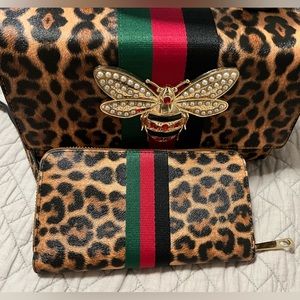 BEE PURSE WITH MATCHING WALLET super cute set never used